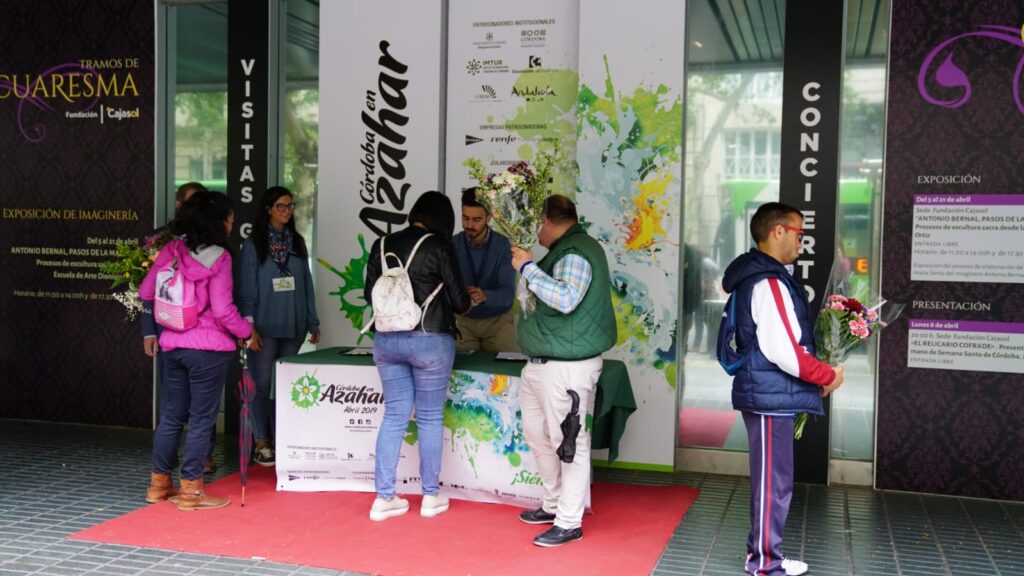 La Fundación Cajasol, punto de reparto de sobres de la campaña ‘Córdoba en azahar’
