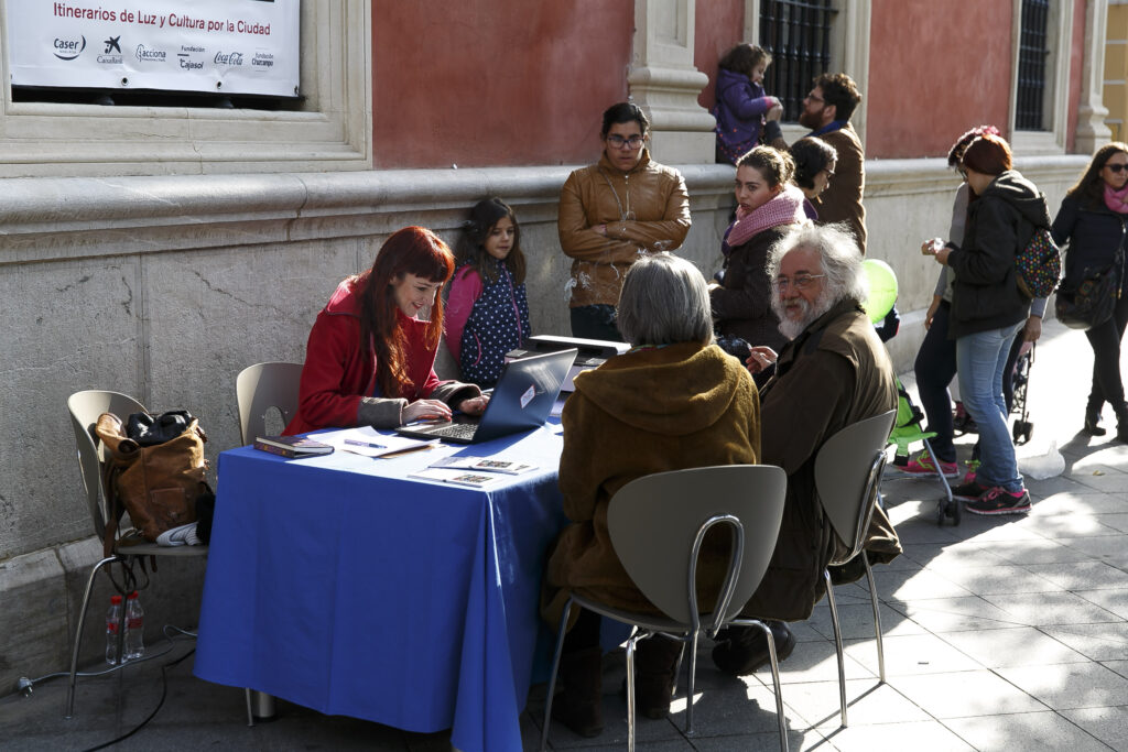 Cientos de sevillanos encuentran la inspiración navideña en los 'Creadores a sueldo'