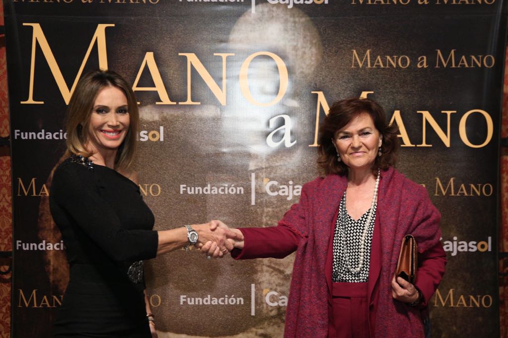 Cristina Sánchez y Carmen Calvo se saludan antes de comenzar el Mano a Mano en la Fundación Cajasol