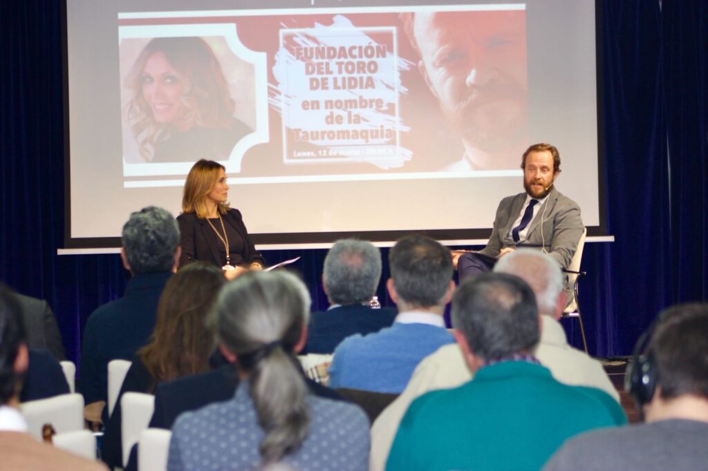 Cristina Sánchez y Chapu Apaolaza ofreciendo su visión de la tauromaquia ante la atenta mirada del público en la Fundación Cajasol (Huelva)