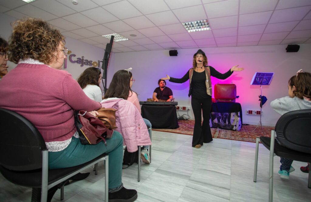 Divertido paseo de cuentos sin autor en ‘Los Viernes en Familia’ de la Fundación Cajasol en Huelva