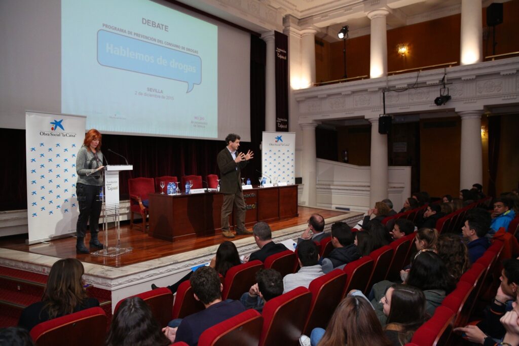 Unos 100 estudiantes participan en el debate 'Hablemos de drogas' de Fundación Cajasol y Obra Social la Caixa