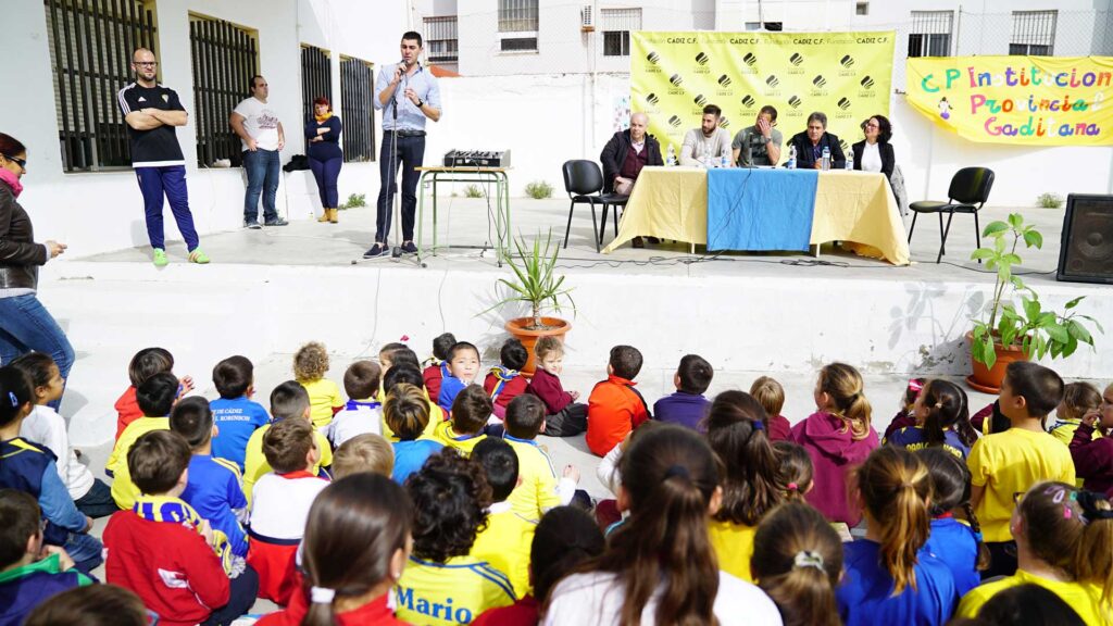 El Cádiz CF sigue llevando la ilusión a las aulas gaditanas con el apoyo de la Fundación Cajasol