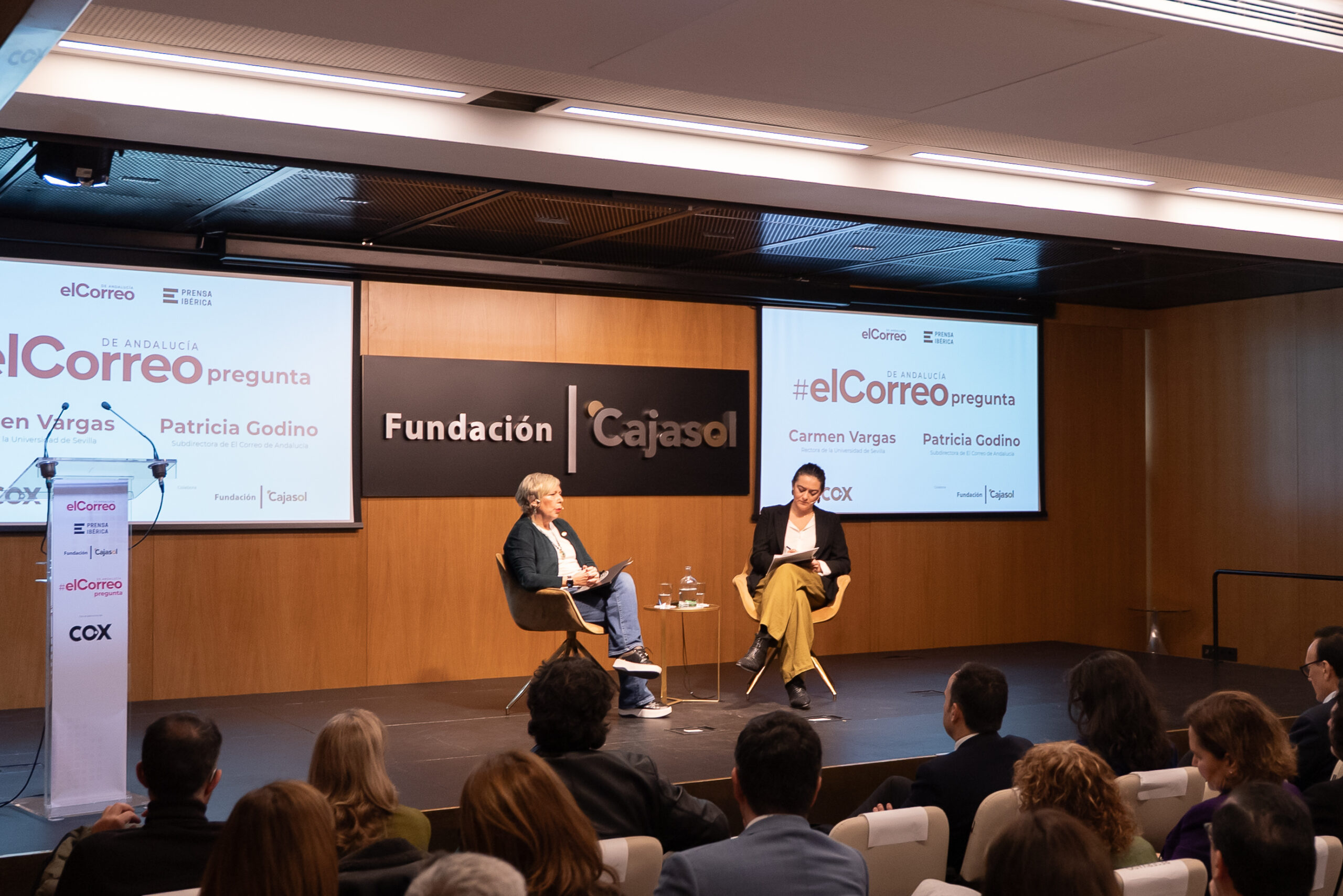 Carmen Vargas, primera rectora de la US, en la Fundación Cajasol