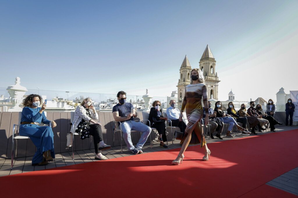 Desfiles de moda y estilo en la Fundación Cajasol para impulsar el comercio local en Cádiz