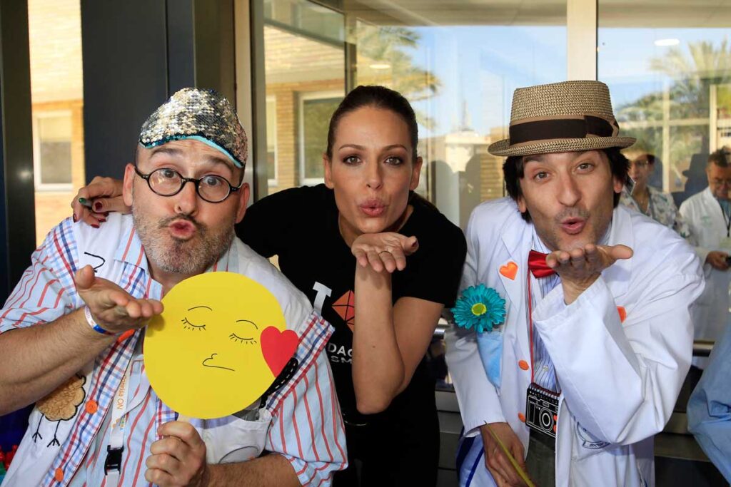 Eva González, junto a personal sanitario del Virgen del Rocío lanzando besos solidarios