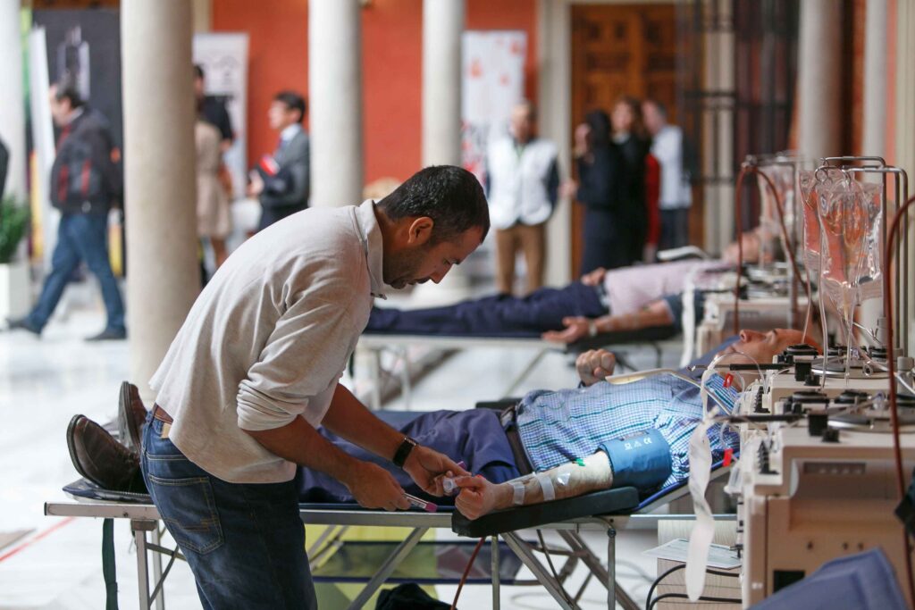 Maratón de donación de sangre y plasma prenavideño en la sede de la Fundación Cajasol en Sevilla