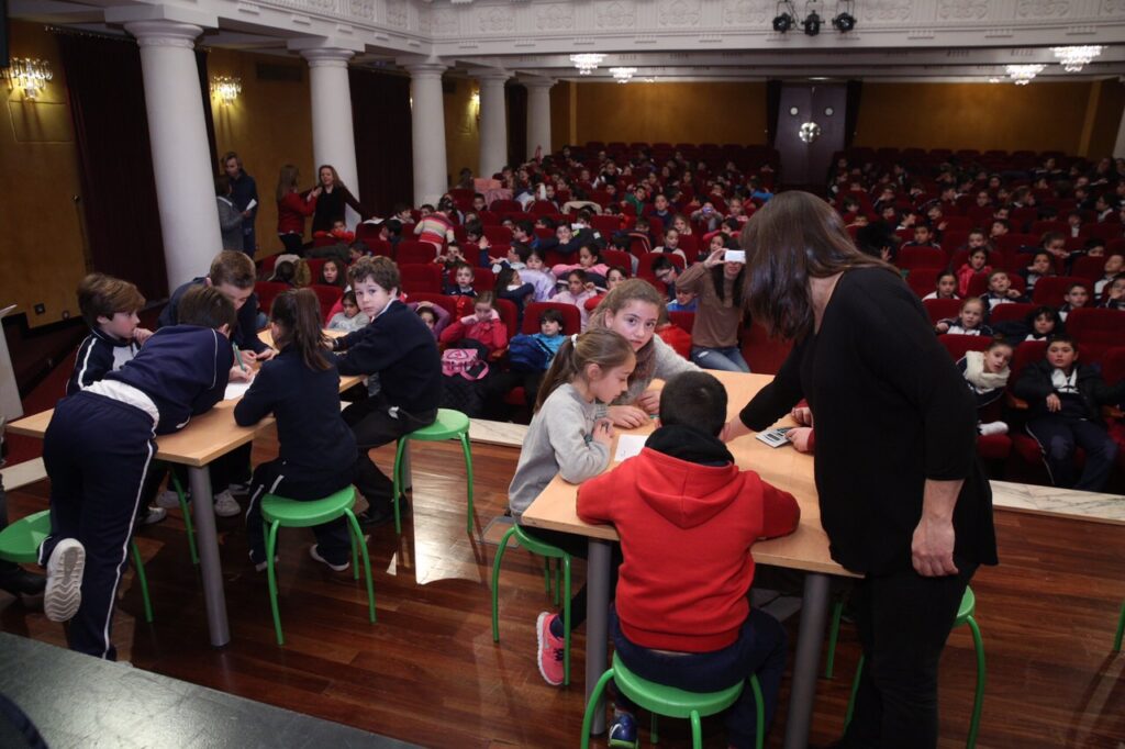 Alumnos de Primaria aprenden a ahorrar y tomar decisiones económicas en el programa educativo '¿Te salen las cuentas?' de la Fundación Cajasol