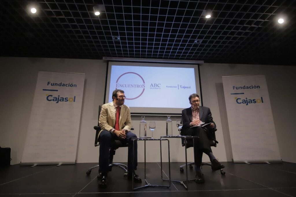 Francisco J. Poyato e Ignacio Camacho en la sede de la Fundación Cajasol en Córdoba