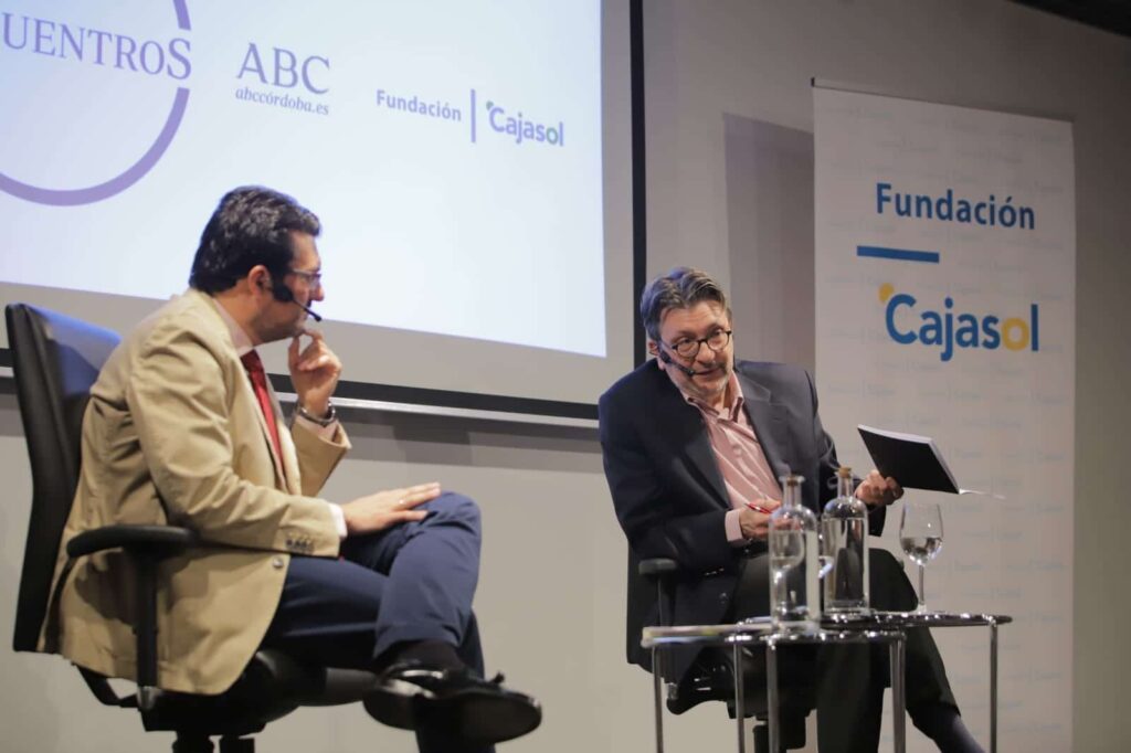 Francisco J. Poyato e Ignacio Camacho en la sede de la Fundación Cajasol en Córdoba