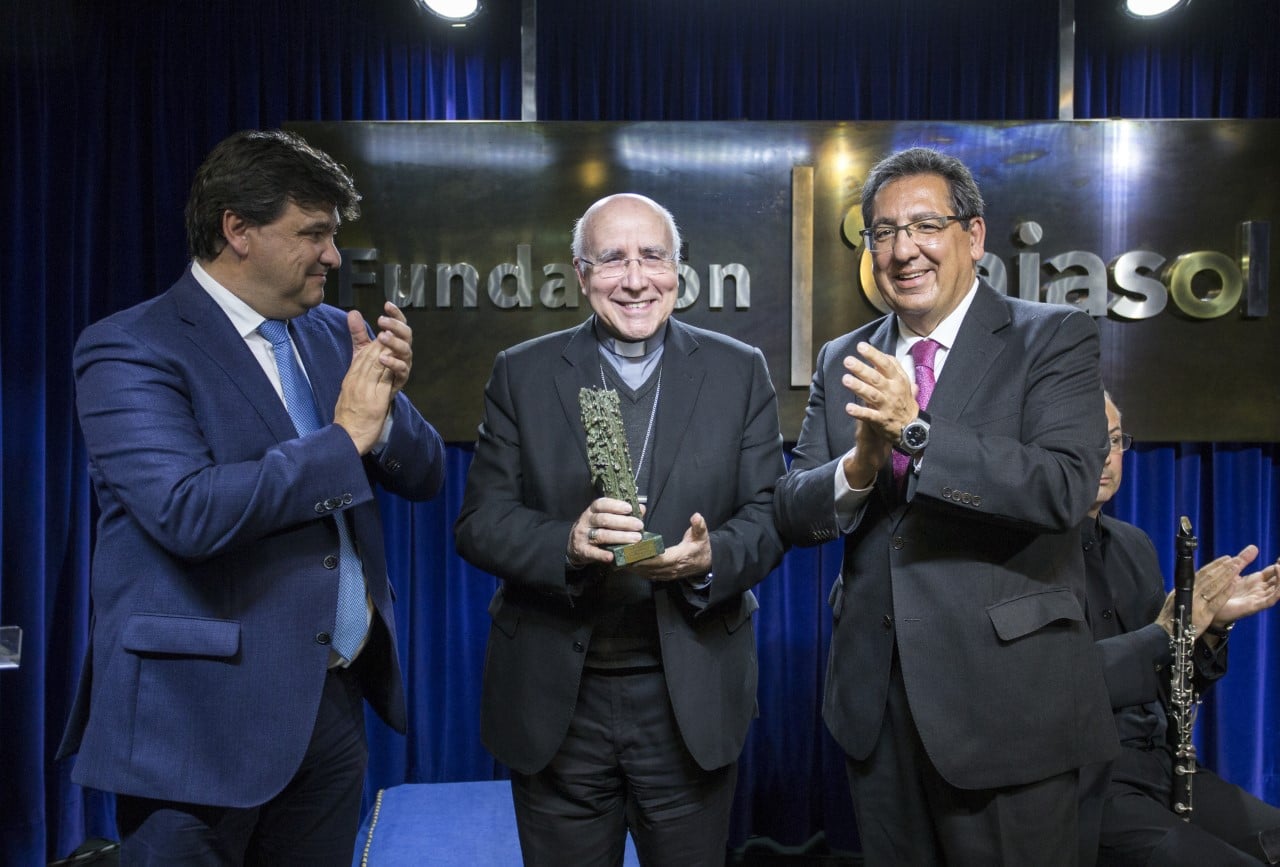 Gabriel Cruz, José Vilaplana y Antonio Pulido, en la entrega del I Premio Gota a Gota de la Fundación Cajasol en Huelva