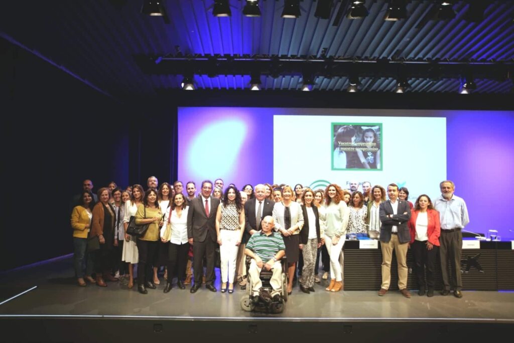 Foto de familia con las asociaciones que han recibido ayudas del programa Iniciativas Sociales 2019 en Andalucía Occidental