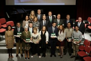 Foto de familia en la entrega de las Banderas de Andalucía por parte de la provincia de Sevilla en la Fundación Cajasol