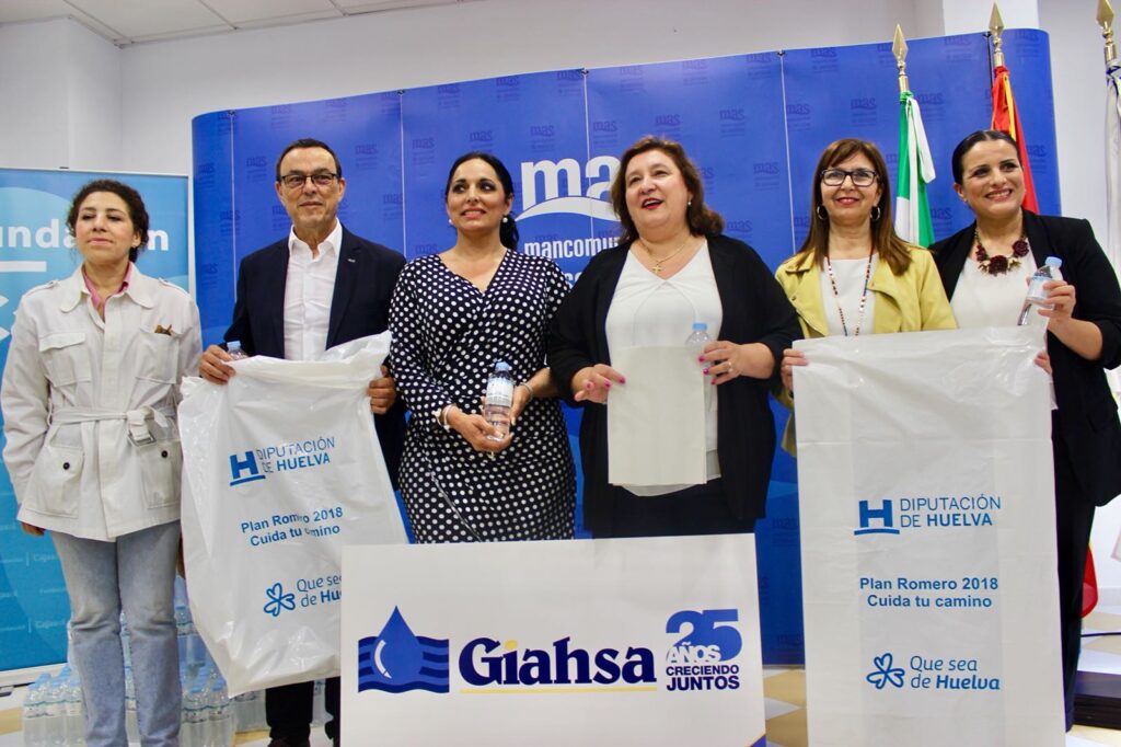 Las hermandades del Rocío reciben 30.000 botellas de agua de manos de Giahsa y Fundación Cajasol en Huelva