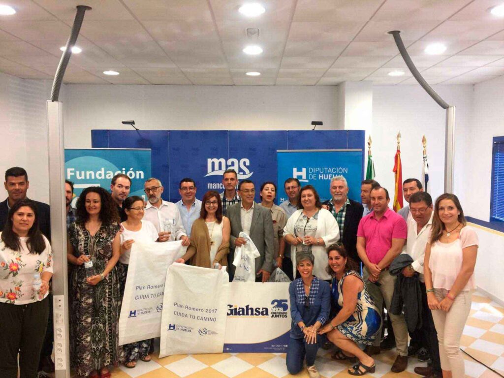 Las hermandades del Rocío reciben 30.000 botellas de agua de manos de Giahsa y Fundación Cajasol