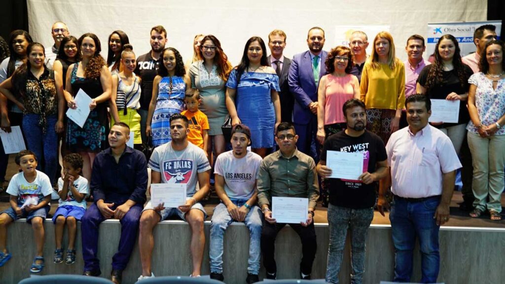 Entrega de diplomas a participantes en el programa ‘Incorpora’, de la Obra Social ‘la Caixa’ y la Fundación Cajasol, en Jerez