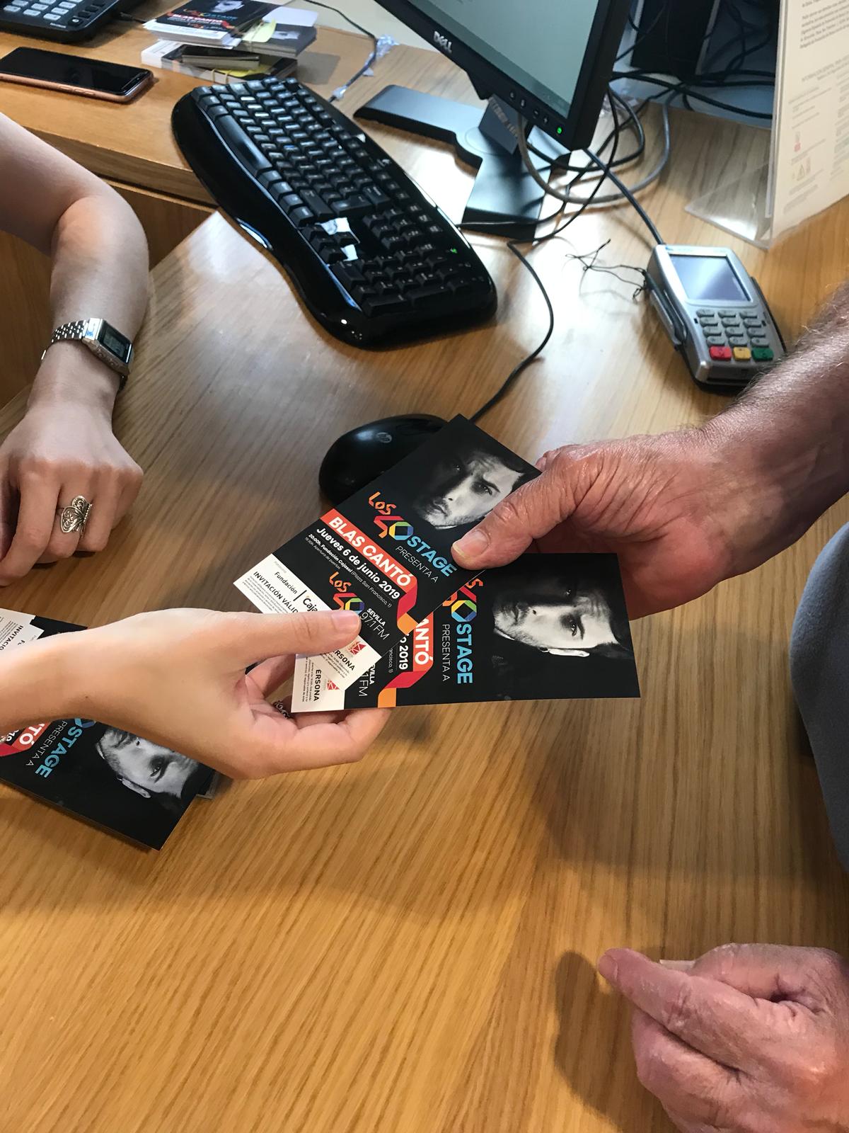Entrega de entradas para el concierto de Blas Cantó en Sevilla dentro de Los 40 Stage