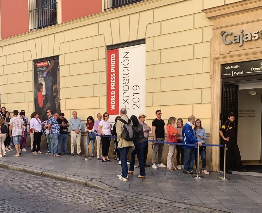 Acceso a la taquilla de la Fundación Cajasol, donde se distribuyeron las invitaciones para el programa Dial Tal Cual en Sevilla