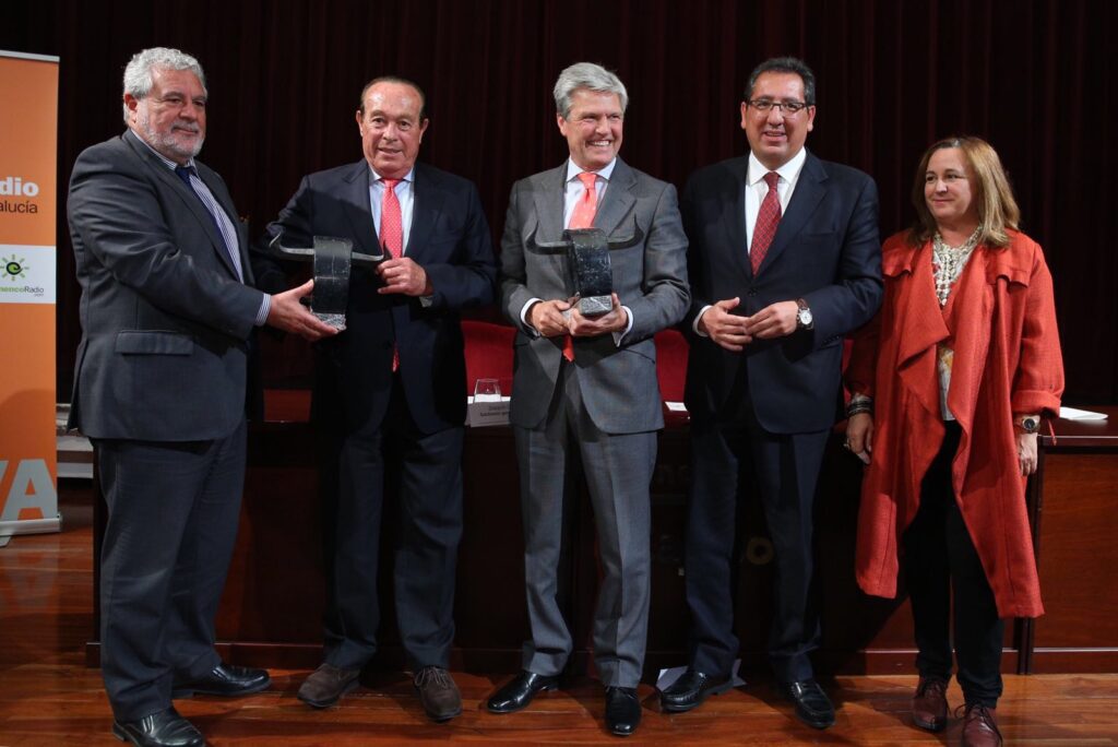 Juan Antonio Ruiz ‘Espartaco’ y Curro Romero, premiados por el Carrusel Taurino de Canal Sur en la Fundación Cajasol