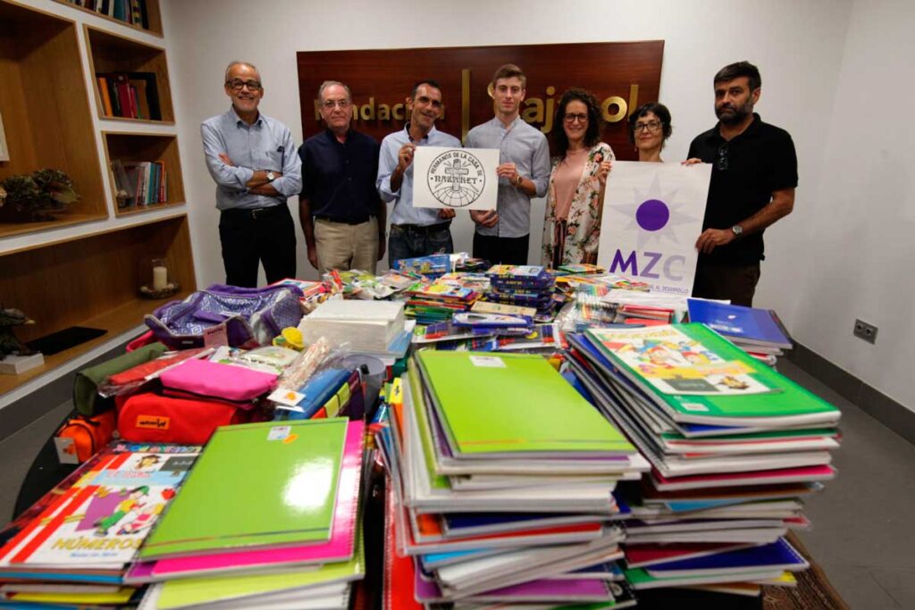 La Fundación Cajasol en Córdoba hace entrega del material recaudado con el ciclo solidario ‘Del Teatro al Cole’