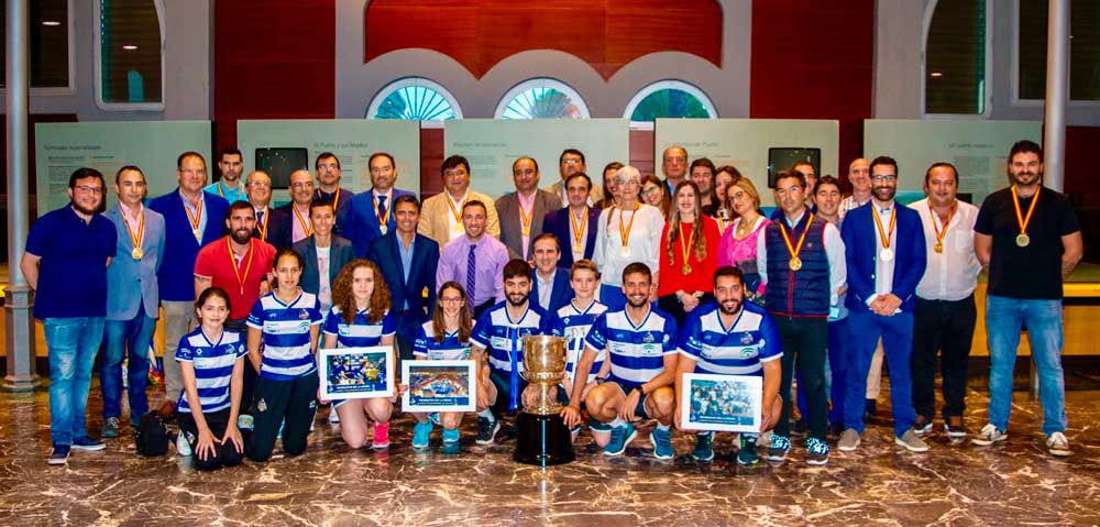 Foto de familia con dirigentes, plantilla y patrocinadores del Recreativo Bádminton IES La Orden