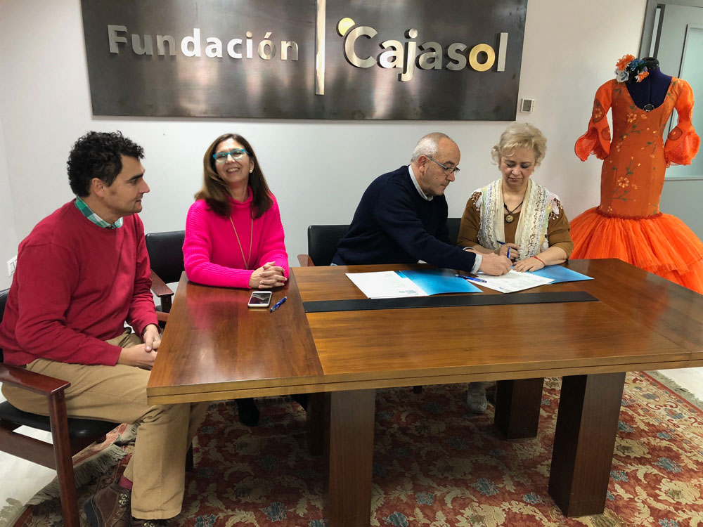 Entrega de microcrédito a la firma de moda flamenca 'Manoli Zambrano' en la sede de la Fundación Cajasol en Huelva