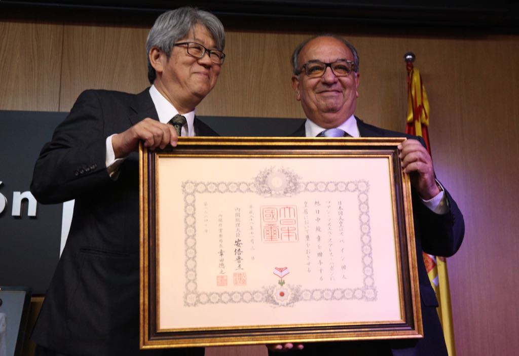 Juan Manuel Suárez Japón recibe la Orden del Sol Naciente en la Fundación Cajasol