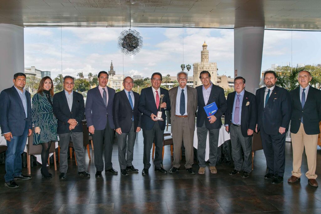 La Fundación Cajasol recibe un reconocimiento por su apuesta y colaboración en el Festival de las Naciones