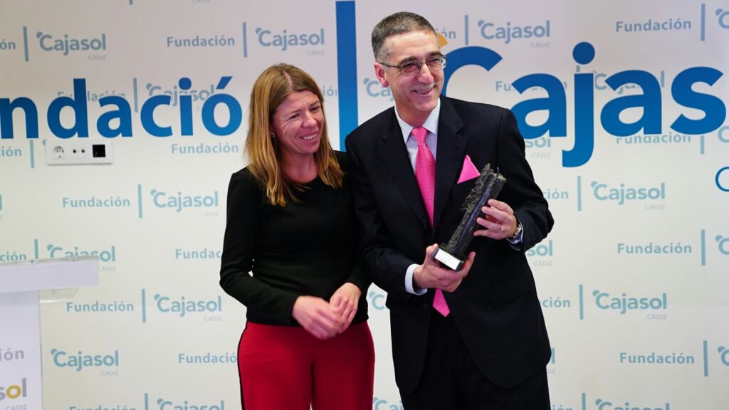 La Fundación Cajasol reconoce a Juan Manzorro con el I Premio Gota a Gota de Pasión en Cádiz