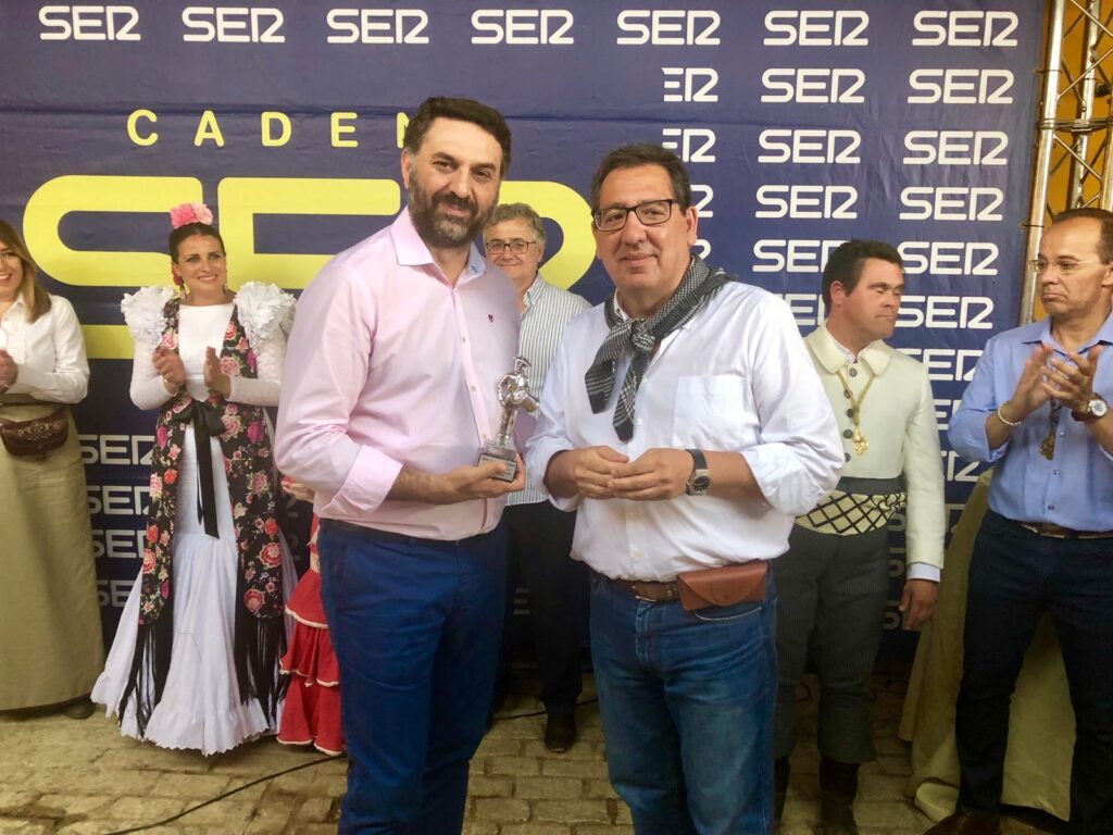 Antonio Pulido, presidente de la Fundación Cajasol, entrega el Premio Tamborilero 2018 al consejero de Turismo y Deporte de la Junta de Andalucía