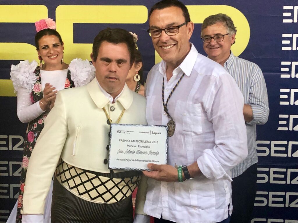 Ignacio Caraballo, presidente de Diputación de Huelva, entrega la mención especial a Juan Antonio Maraver Naranjo