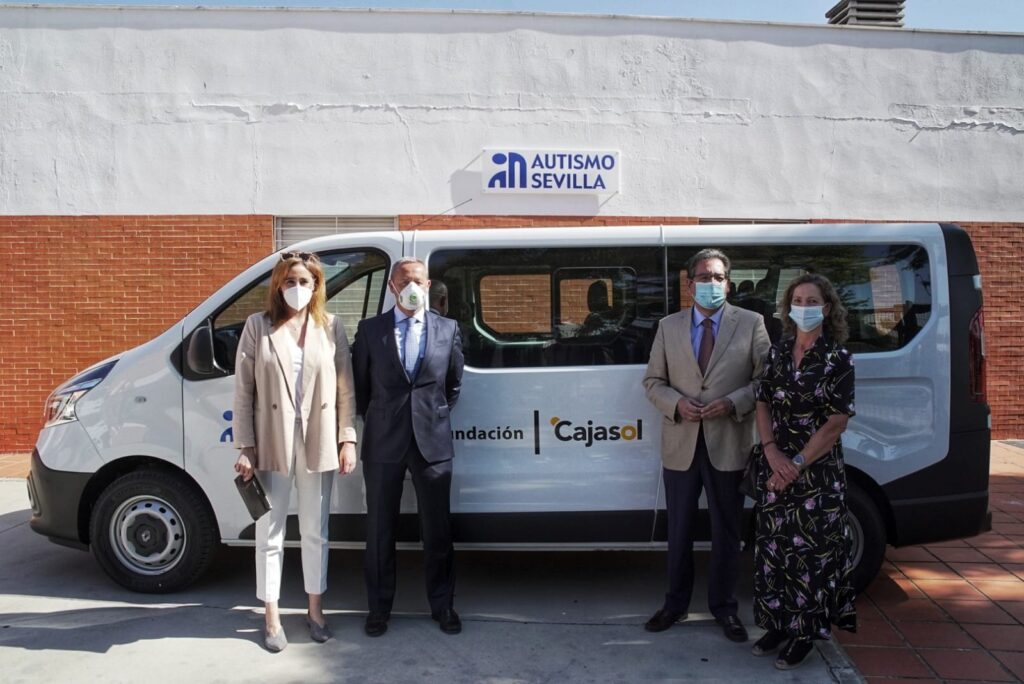La Fundación Cajasol y la Fundación Renault hacen entrega de un vehículo a la Asociación Autismo Sevilla para facilitar las actividades integradas de sus usuarios adultos