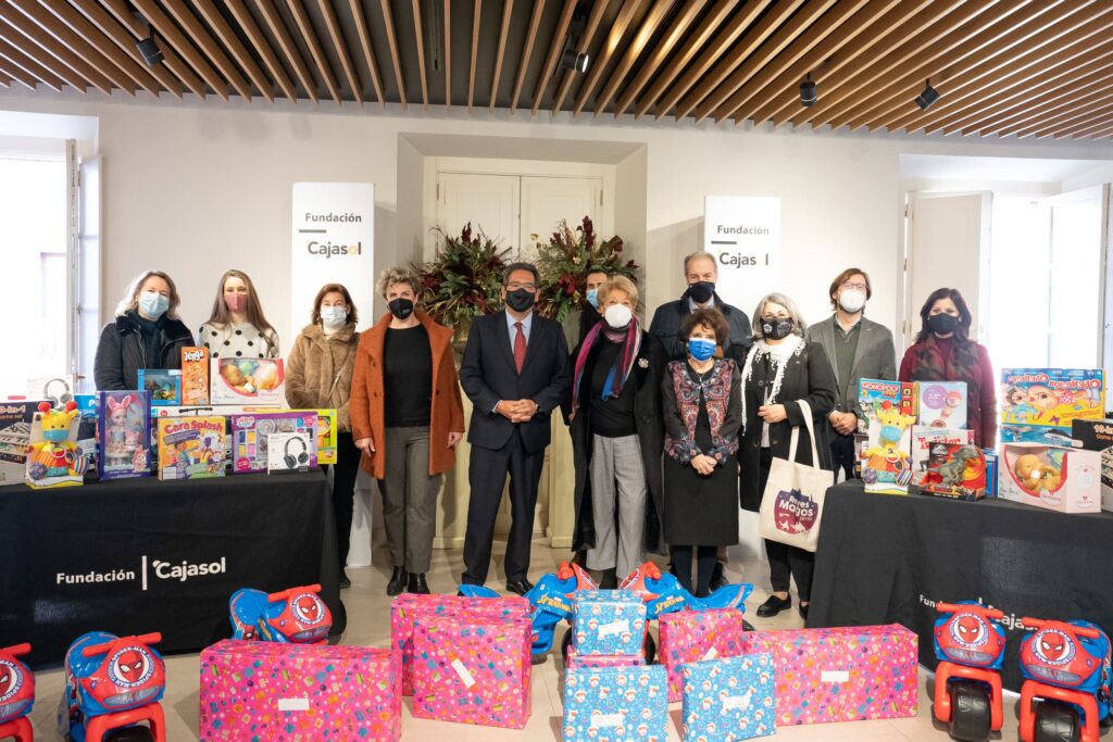 La Fundación Cajasol clausura los Gozos de Diciembre con la entrega de juguetes a asociaciones y entidades sociales