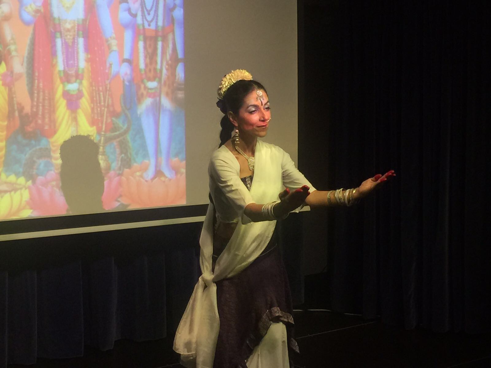 Beatriz Crespo, durante el espectáculo de danza hindú 'Dhamar' en la Fundación Cajasol (Huelva)