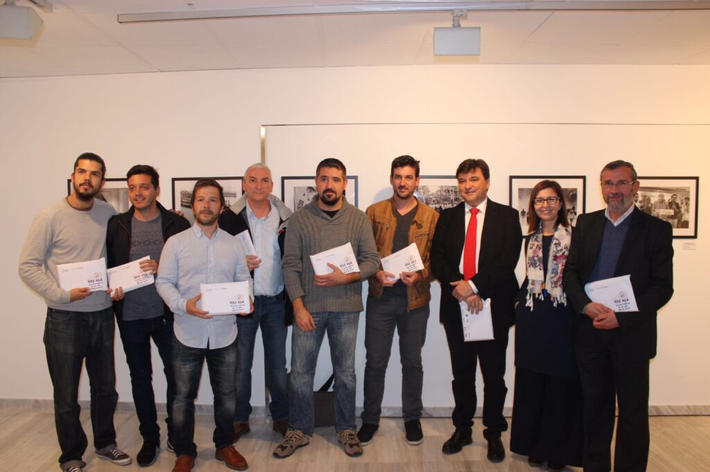 La Fundación Cajasol y la Asociación de la Prensa de Huelva inauguran la exposición ‘400 ASA: Historia gráfica de un año’