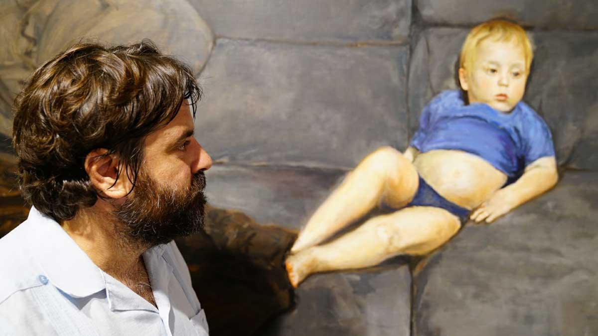 Pepe Baena observando una de sus obras en 'En color a la verdad'
