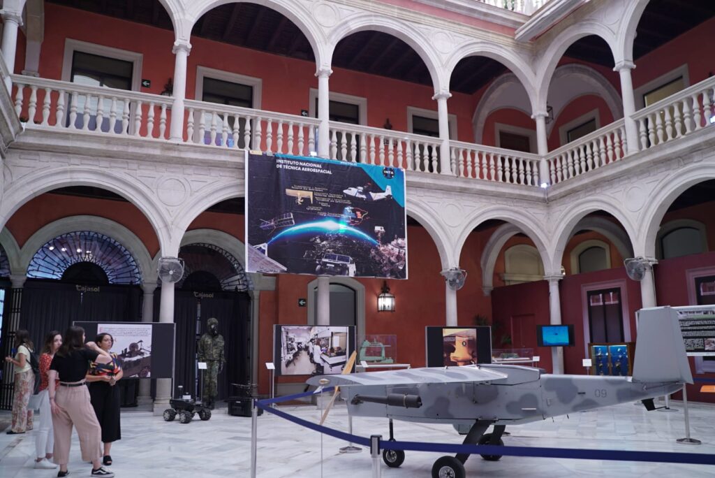 La Fundación Cajasol y el INTA conmemoran los 50 años de la llegada del hombre a la Luna con la exposición ‘Casi un siglo mirando al espacio’ en Sevilla