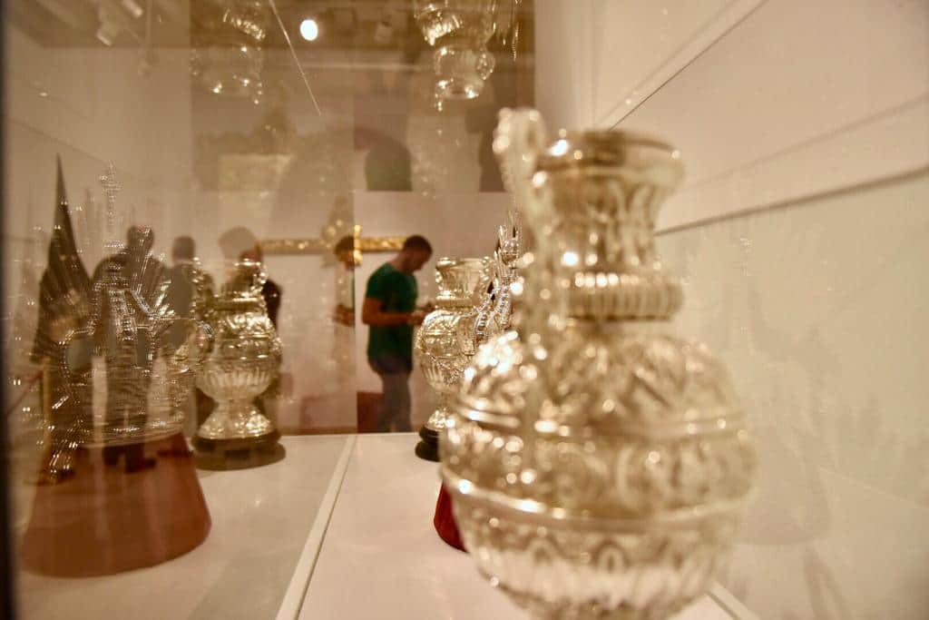 Algunas de las piezas que están presentes en la exposición 'Estrenos' de la Semana Santa de Cádiz 2019