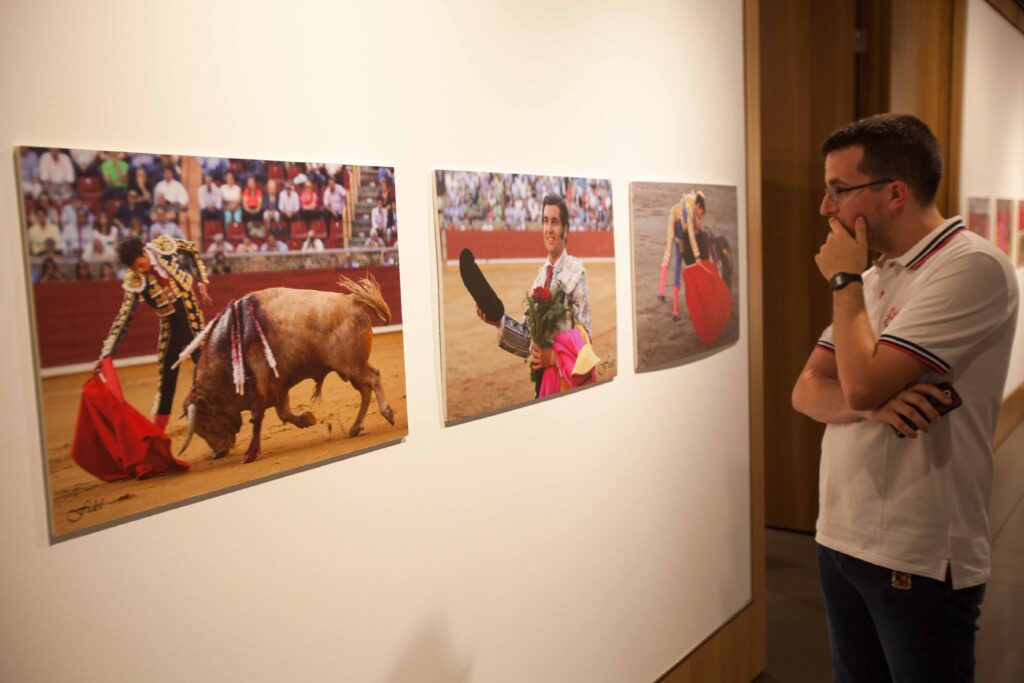 Fidel Arroyo lleva su muestra fotográfica taurina a la sede de la Fundación Cajasol en Córdoba