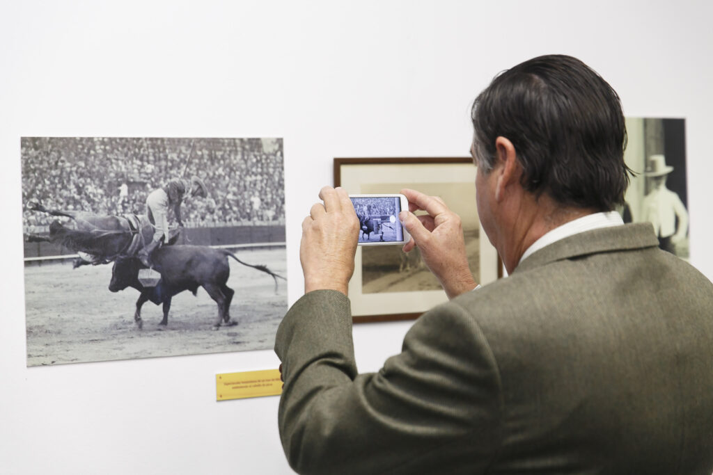 Más de 4.500 personas visitan la exposición 'Miura y Sevilla' en la Fundación Cajasol