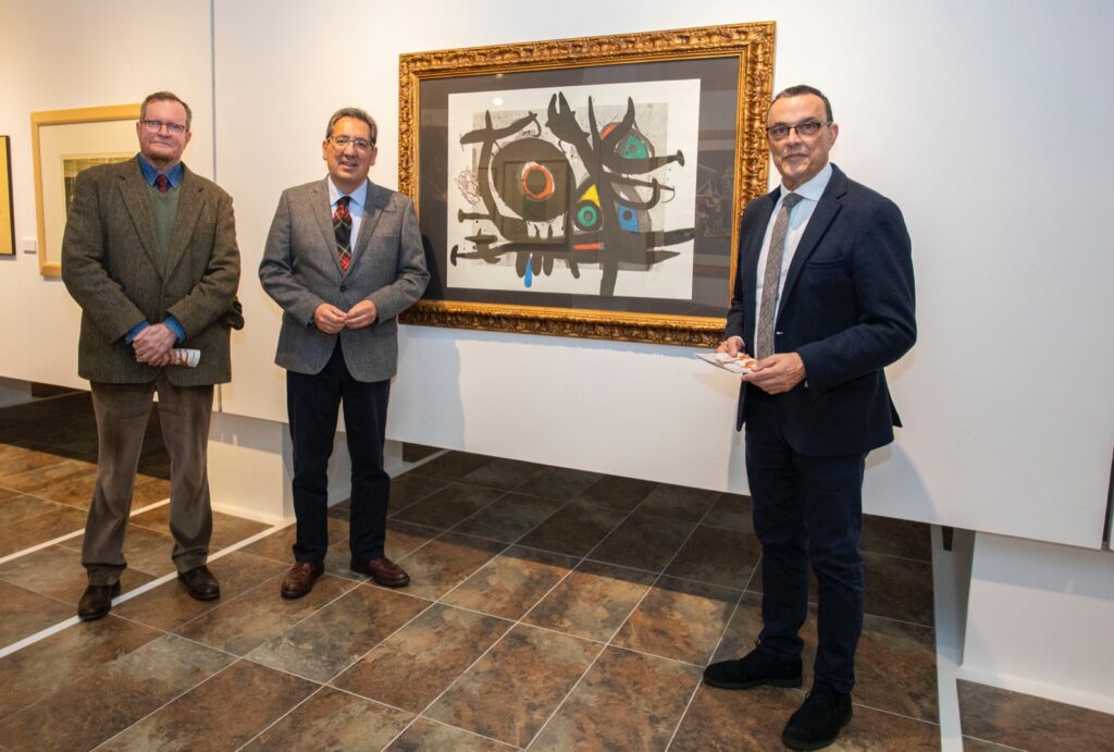 Juan Fernández Lacomba, Antonio Pulido e Ignacio Caraballo en la inauguración de la exposición 'Obra Gráfica de la Colección Fundación Cajasol' en la Diputación de Huelva