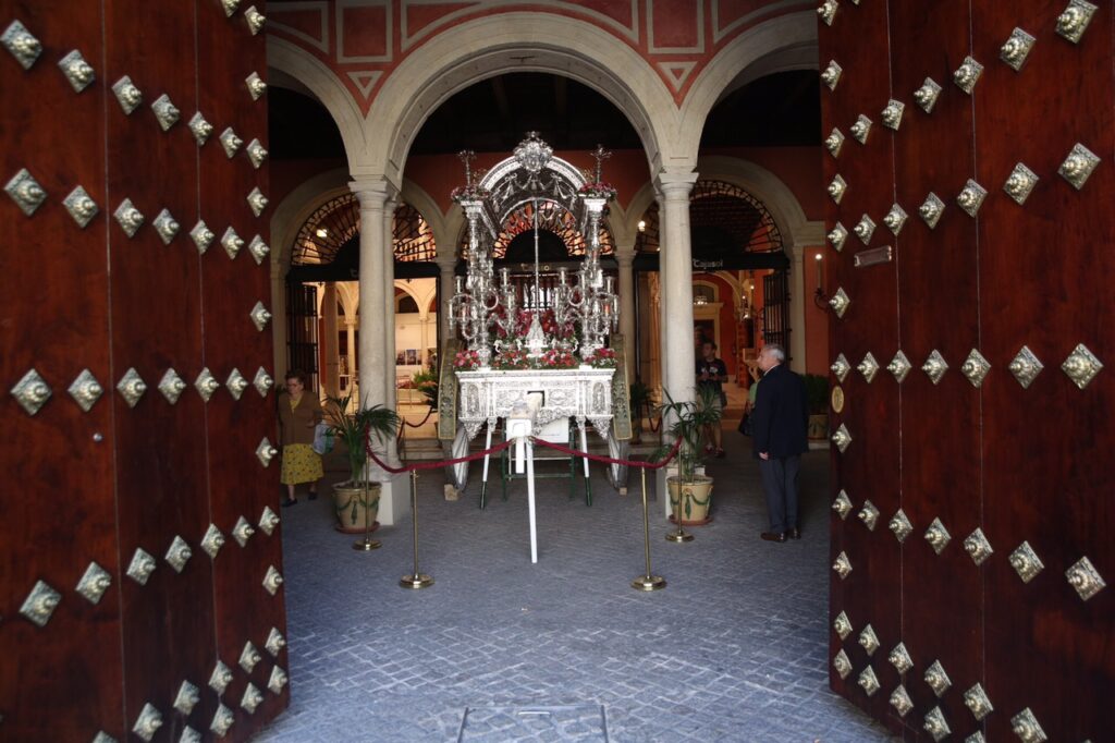 Los 'tesoros' del Museo del Rocío de Almonte llegan por primera vez a Sevilla en la Fundación Cajasol