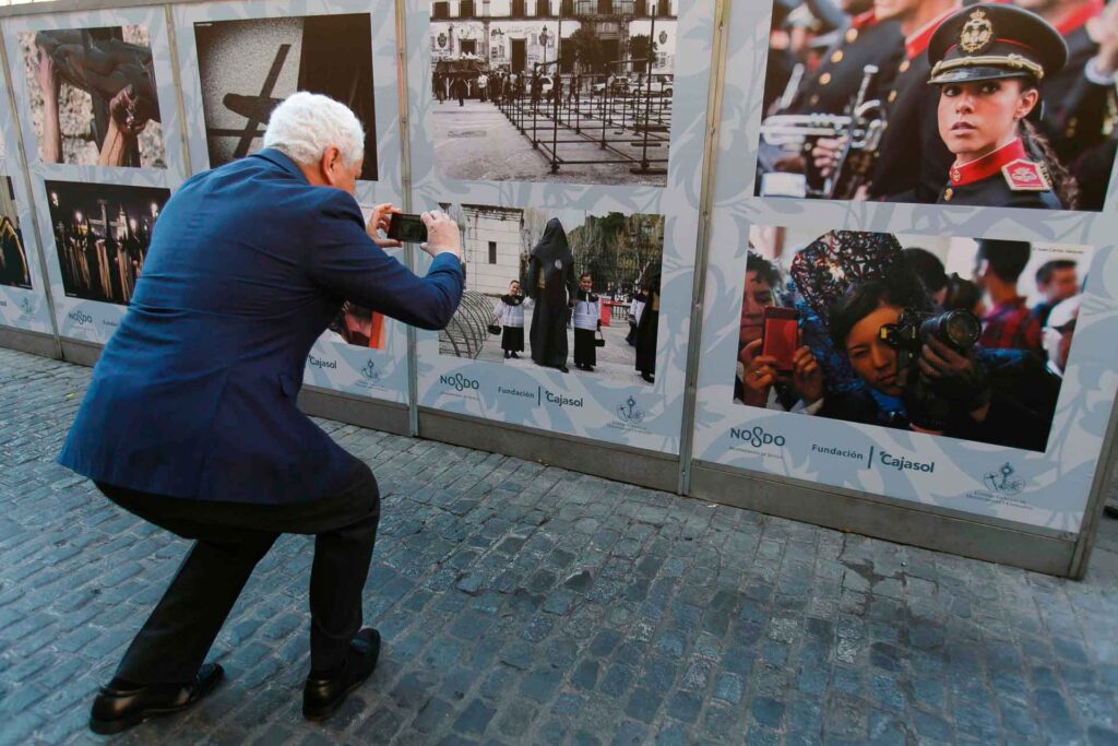 Exposición con vinilos de Semana Santa Sevilla junto a la Fundación Cajasol
