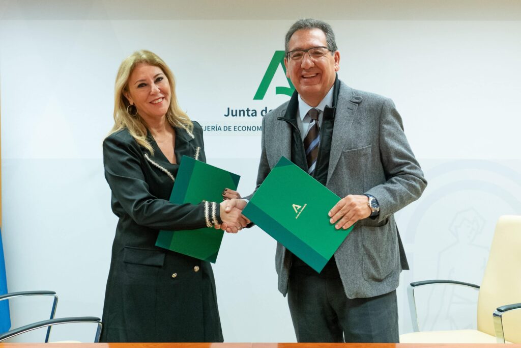 Alumnos del Instituto de Estudios Cajasol completarán su formación en la Consejería de Economía