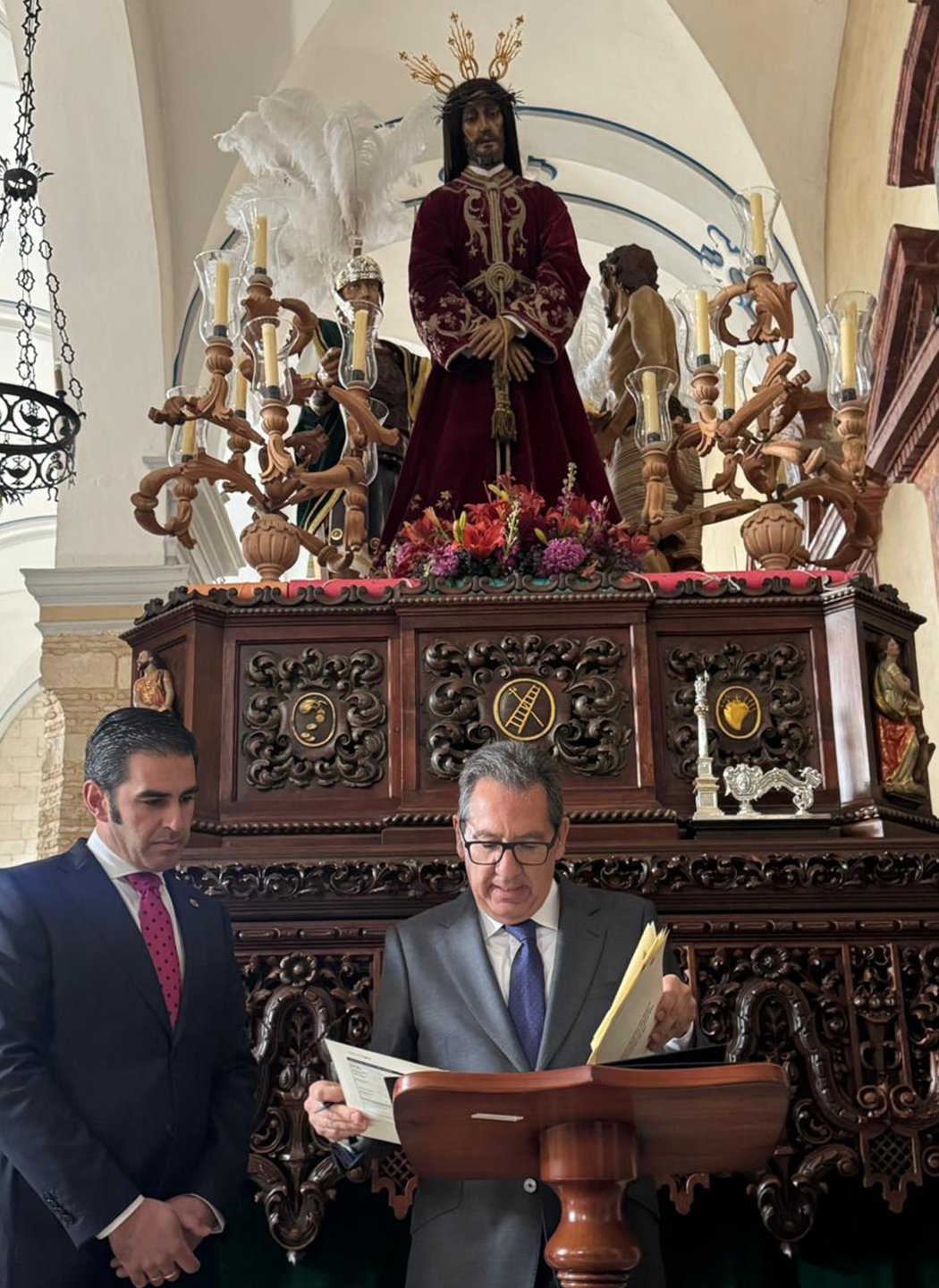 Antonio Pulido firma un acuerdo con la Hermandad de la Santa Vera Cruz de Castro del Río para la realización de los nuevos candelabros arbóreos del Paso de Nuestro Padre Jesús Preso