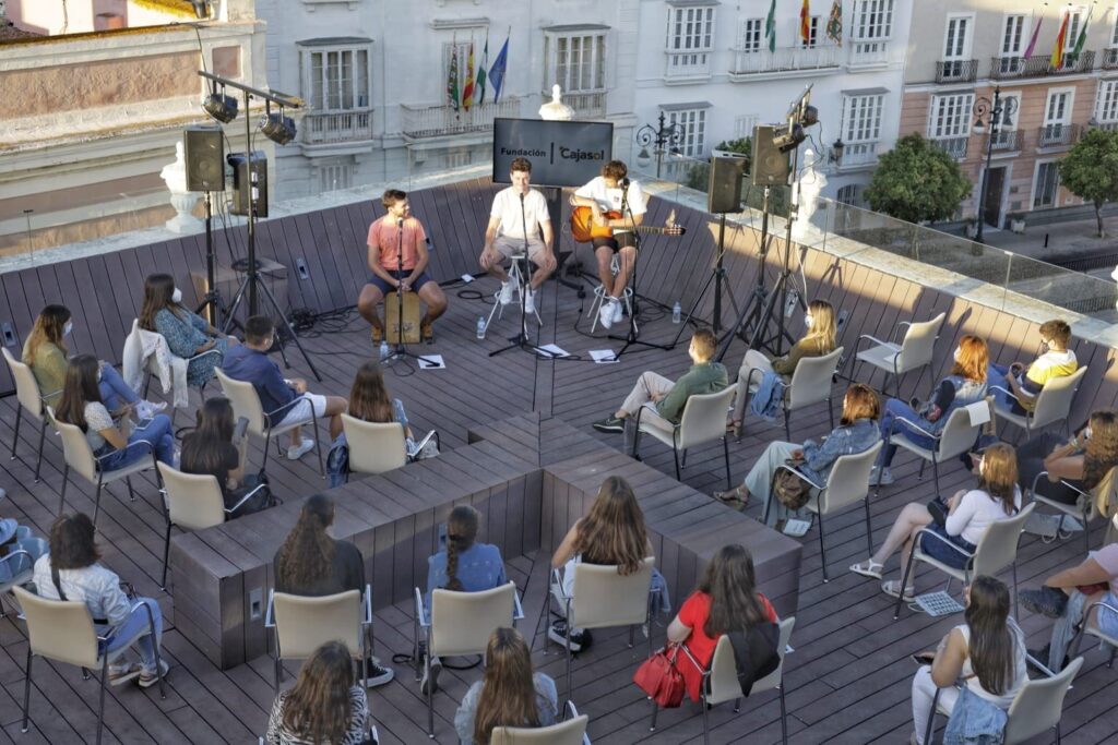 MIKI NÚÑEZ OFRECE UN CONCIERTO EN COLABORACIÓN CON «LOS 40STAGE» EN LA FUNDACIÓN CAJASOL