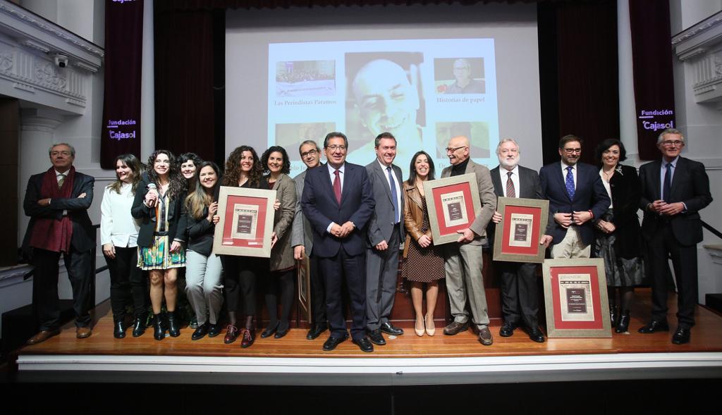 Foto de familia del acto de entrega de los XXVII Premios de la Comunicación de la Asociación de la Prensa de Sevilla en la Fundación Cajasol