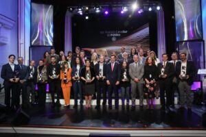 Foto de familia con los galardonados en los XX Premios El Público de Canal Sur