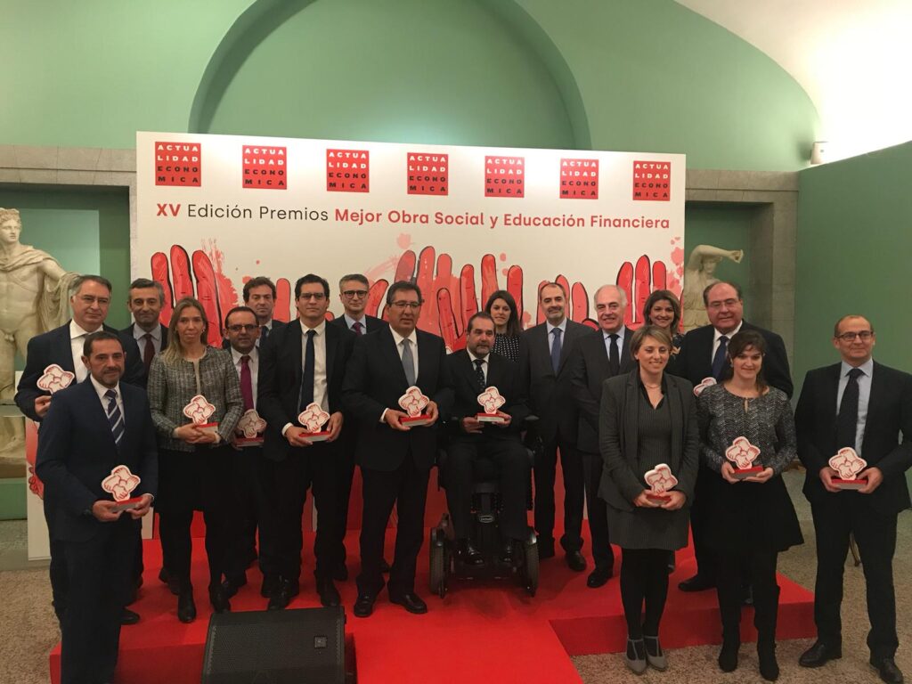 Foto de familia con las entidades galardonadas en los XV Premios Obra Social y Educación Financiera de la Revista 'Actualidad Económica'