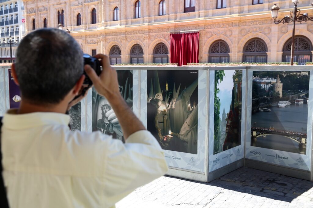 Una magnifica exposición de la Fundación Cajasol decora la Carrera Oficial de la mano de 30 fotógrafos sevillanos